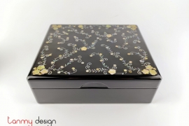 Black  lacquer box attached with pearl string flowers 22x27xH9 cm